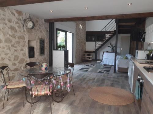 Le Mas Romantique avec Jacuzzi et Sauna prive Hotel in Provence-Alpes-Côte d'Azur