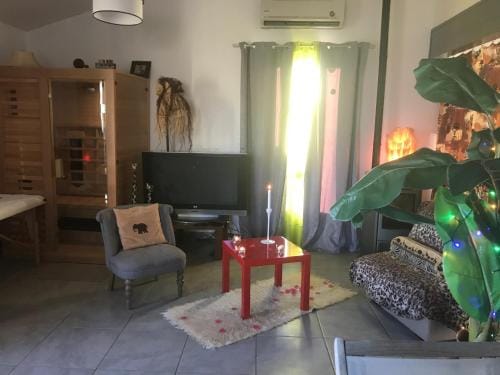 Le Mas Romantique avec Jacuzzi et Sauna prive Hotel in Provence-Alpes-Côte d'Azur