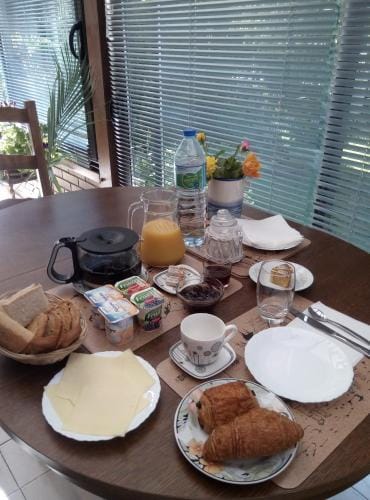 chez Myla chambre avec tv ecran plat et salle de bain privative Hotel in Bourges