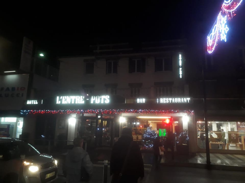 L'ENTRE-POTS Hotel in Sartrouville