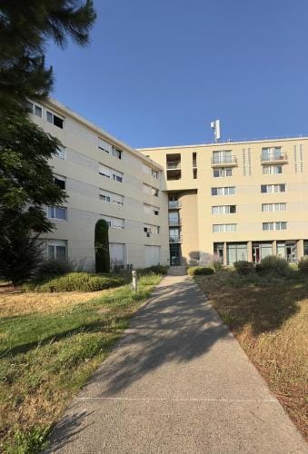 Appart'Hotel avec Balcon et Netflix - Avignon gare TGV Confluence Hotel in Avignon