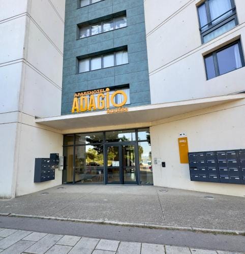 Appart'Hotel avec Balcon et Netflix - Avignon gare TGV Confluence Hotel in Avignon