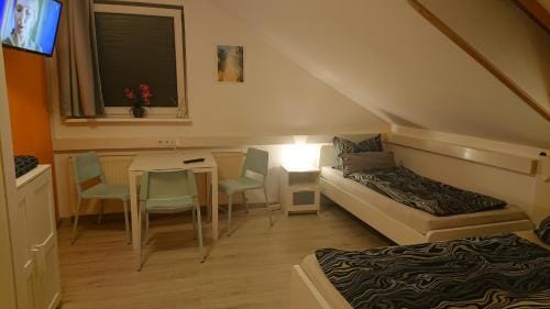 3-Bettzimmer mit Gemeinschaftskuche und je 2 Duschraumen und 2 Toiletten Hotel in Erzgebirgskreis