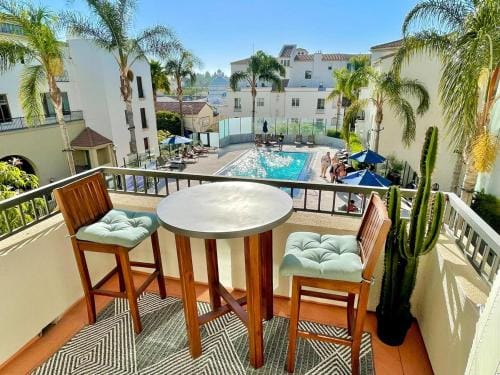 Designer 2 Bedroom with 3 Beds- Pool View, Gym, Parking Hotel in Westwood