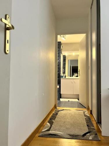 Cozy Room with Private Bathroom near LaDefense Hotel in Courbevoie