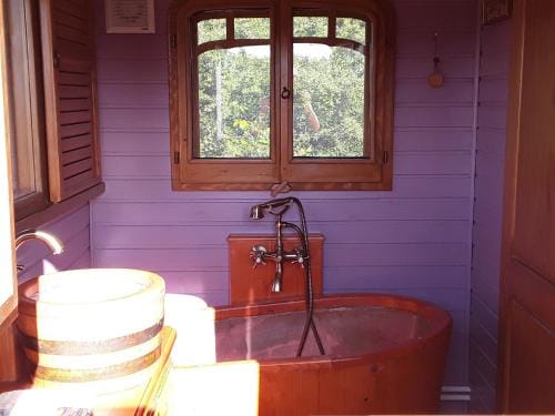 la roulotte de l'ami nature Hotel in Bourgogne-Franche-Comté