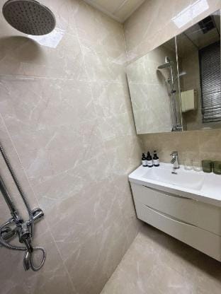 One and a Half Tons Homestay (Hangzhou Wulin Square Fengqi Road Subway Station Branch) Hotel in Hangzhou