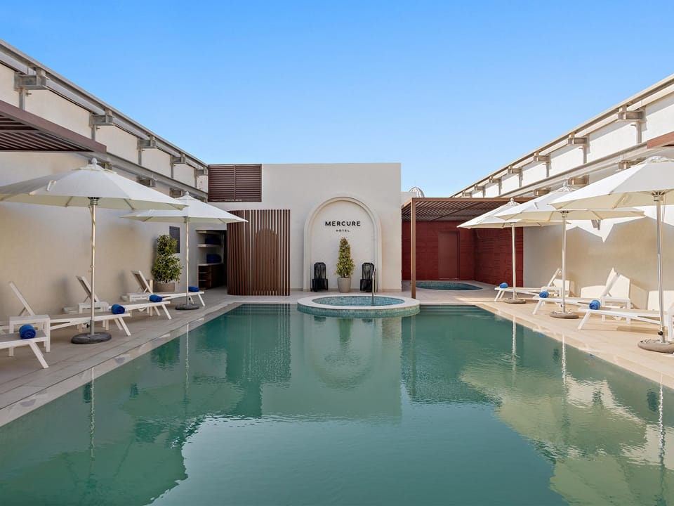 Swimming pool [outdoor]