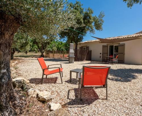 Mas la Cheneraie Lourmarin - Au calme, a 10 mn du centre ville a pied Hotel in Lourmarin