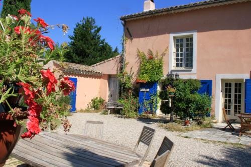 Le Mas De La Cigale Bleue, Caumont Sur Durance Hotel in Le Thor