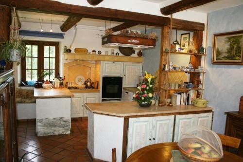 Le Mas De La Cigale Bleue, Caumont Sur Durance Hotel in Le Thor