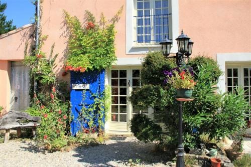 Le Mas De La Cigale Bleue, Caumont Sur Durance Hotel in Le Thor