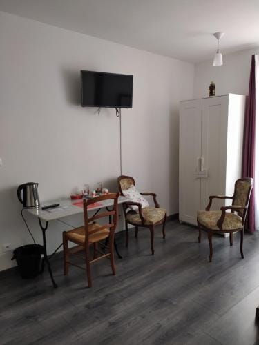 Les Coquelicots Hotel in Montrouge