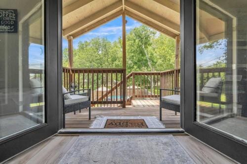 Romantic Getaway Hideout | Soak, Sip, and Relax Hotel in McQueeney