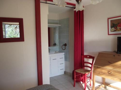 Domaine des cigales, chambre d'hotes Hotel in Auvergne-Rhône-Alpes