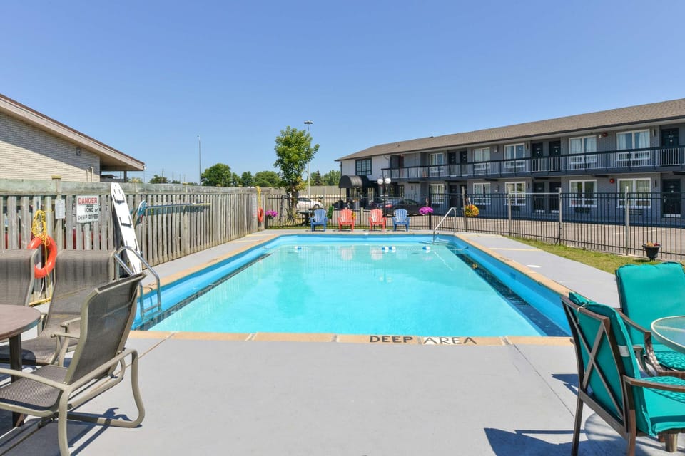 Swimming pool [outdoor]