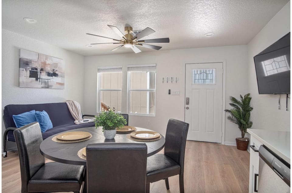 Historic Comfort 2BR1BA Guesthouse Near Riverwalk Hotel in San Antonio