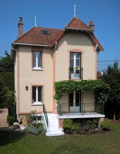la villa des chats Hotel in Saint-Germain-en-Laye