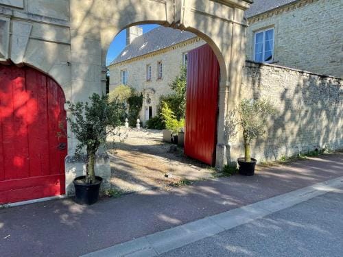 Le Manoir des Doyens Loft - Sleeps 8 - D-Day Museum on-site - Ten Minute Walk to Commonwealth Cemete Hotel in Bayeux