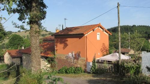 La vache sur le toit Hotel in Auvergne-Rhône-Alpes