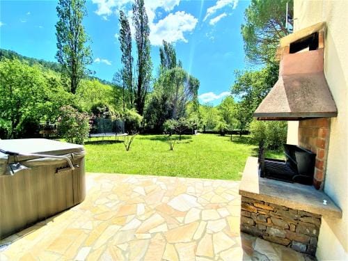 Gite et chambre d'hotes LE MERCOIRE, piscine chauffee et jacuzzi Hotel in Provence-Alpes-Côte d'Azur