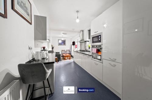 Stadium Suite Central 7BR Luxury Guest House By AltoLuxo Short Lets Serviced Accommodation With Free Hotel in Leicester