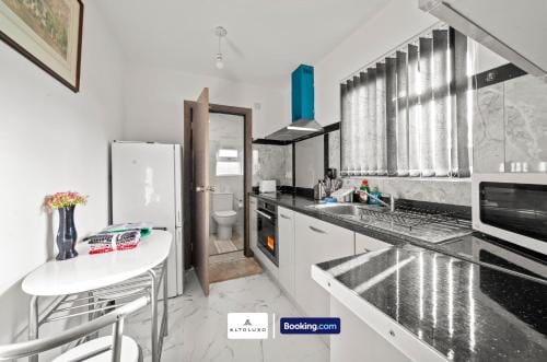 Stadium Suite Central 7BR Luxury Guest House By AltoLuxo Short Lets Serviced Accommodation With Free Hotel in Leicester