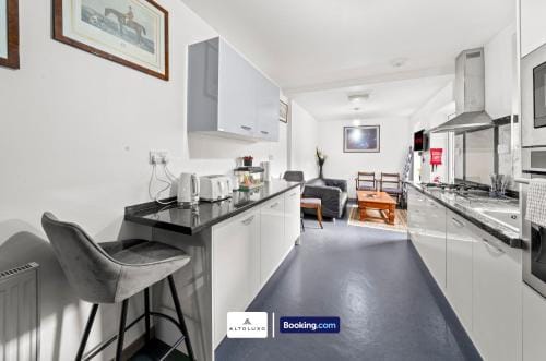 Stadium Suite Central 7BR Luxury Guest House By AltoLuxo Short Lets Serviced Accommodation With Free Hotel in Leicester