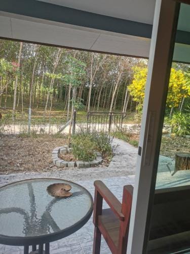 Quite Apartment Kitchen Speed Wifi 5 minutes to Saladan and Klong Dow beach Hotel in Sala Dan
