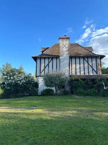 Les Mesangeres Hotel in Chaumont-sur-Tharonne