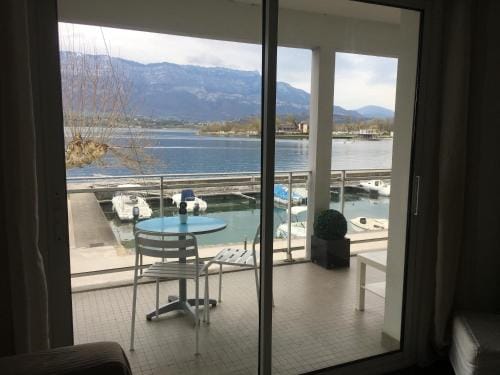 RESIDENCE DU PORT Hotel in Auvergne-Rhône-Alpes