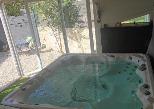 Chambres d'hotes & jacuzzi - A l'ombre des amandiers Hotel in Saint-Martin-d'Ardèche