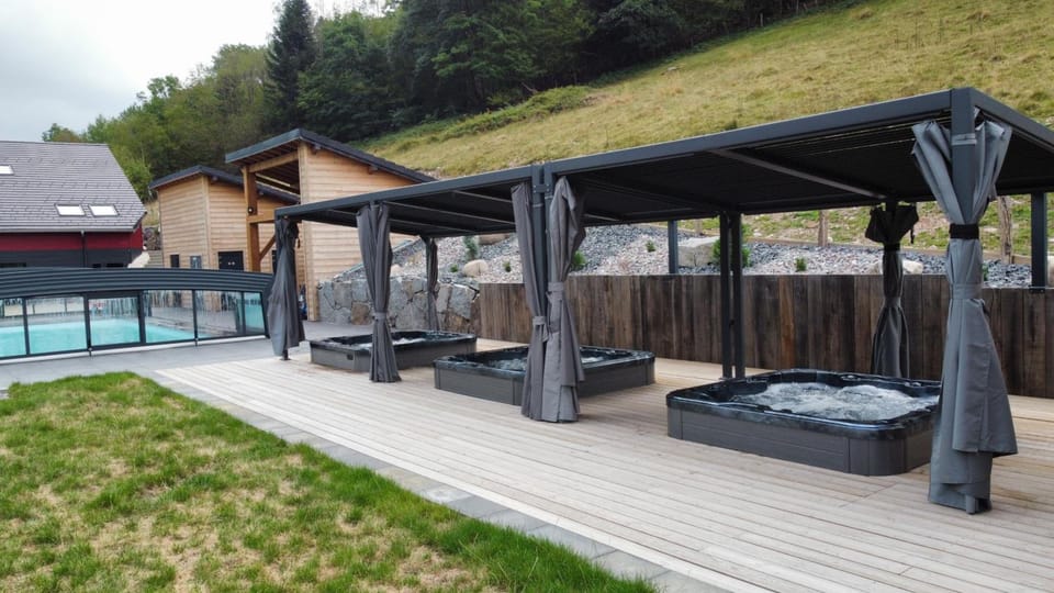 La Ferme de Rochesson, Jacuzzis & Piscine commune Hotel in Vosges