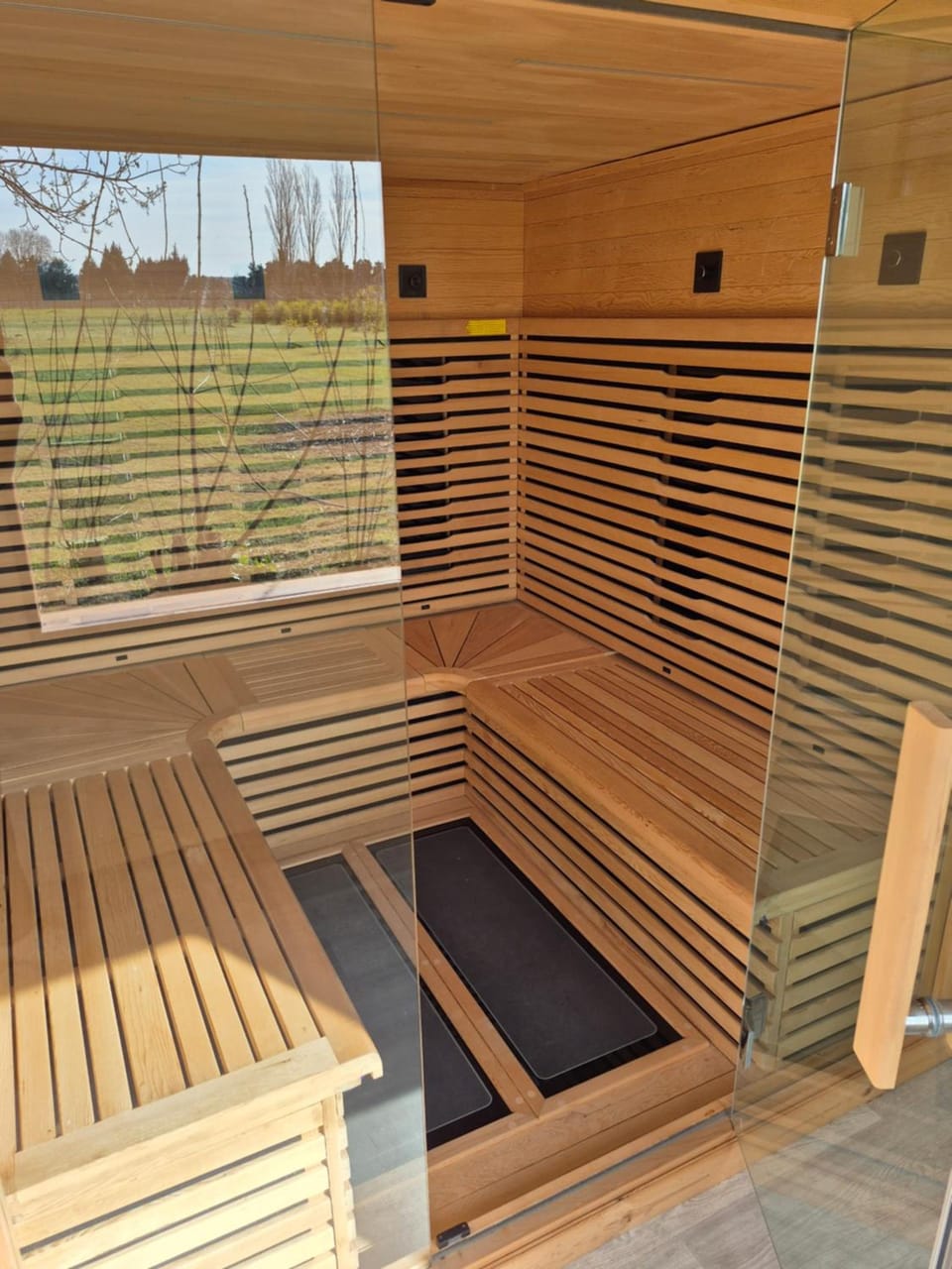 Le Mas des Cerisiers JACUZZI et SAUNA inclus pour tous les logements Hotel in Le Pontet