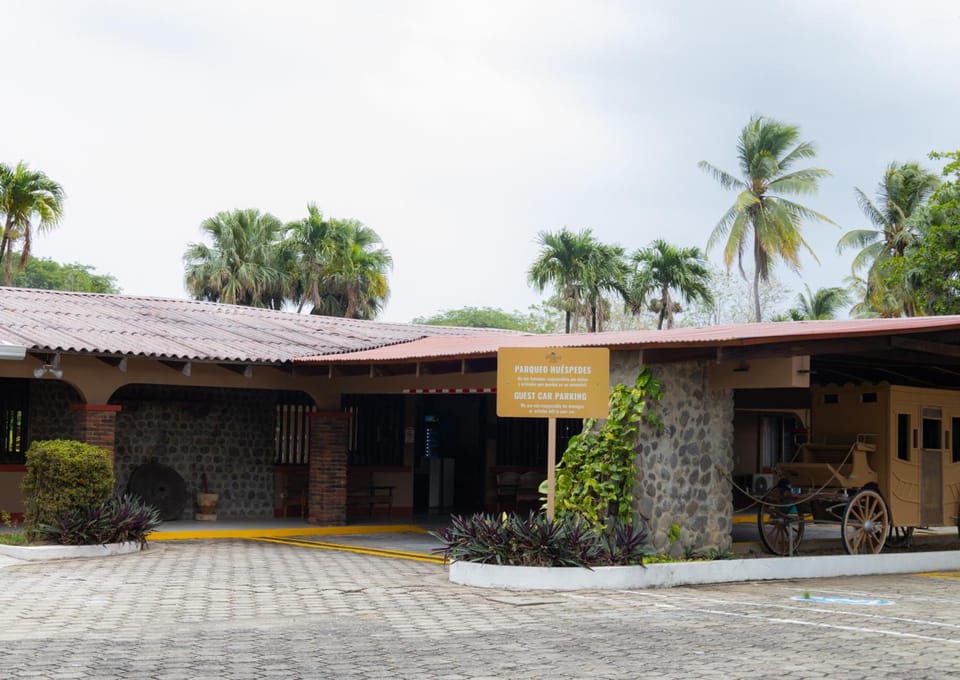 Hotel Las Espuelas, Bar & Restaurant Hotel in Liberia