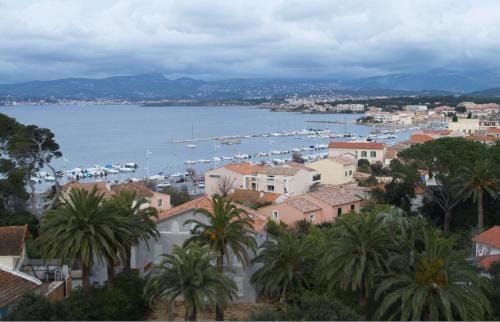 ChambreStudio bord de mer, Piscine Hotel in Six-Fours-les-Plages