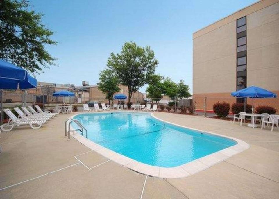 Swimming pool [outdoor]