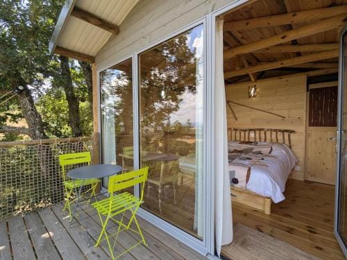 Cabane perchee romantique avec climatisation a St Paulien - FR-1-582-535 Hotel in Auvergne-Rhône-Alpes