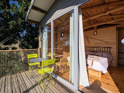 Cabane perchee romantique avec climatisation a St Paulien - FR-1-582-535 Hotel in Auvergne-Rhône-Alpes