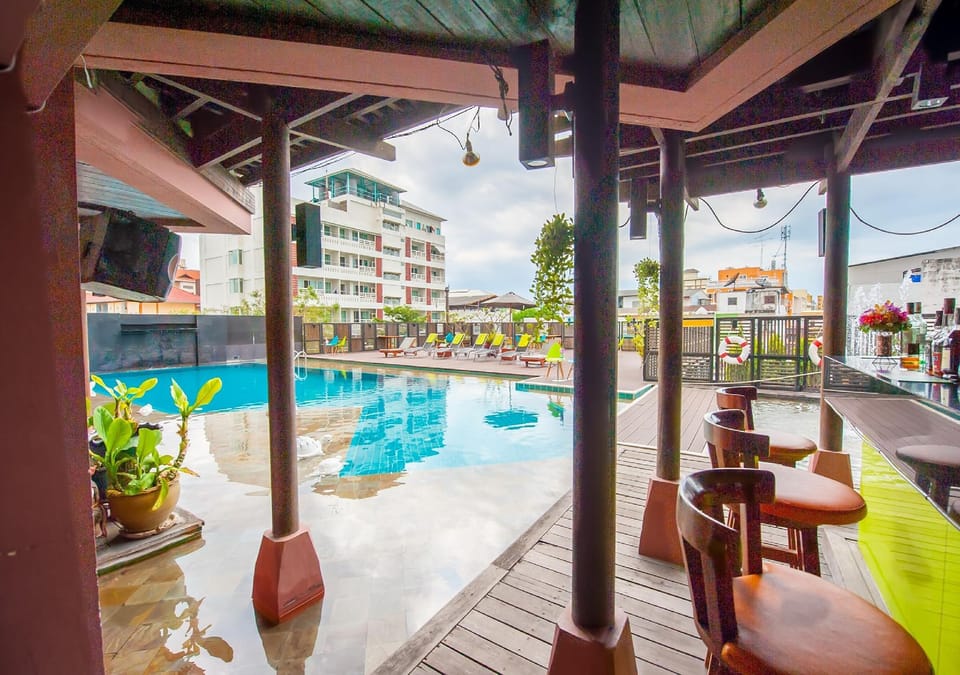 Swimming pool [outdoor]