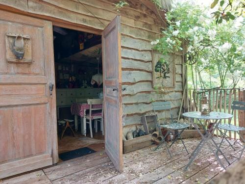 Jardin Reveur la cabane La tete dans les etoiles Hotel in Wallonia, Belgium