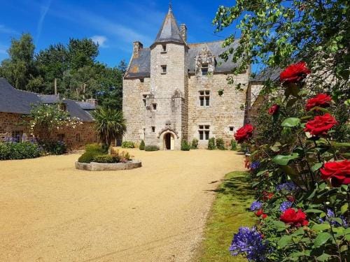 Manoir de Fornebello 16e siecle - Chambres d'Hotes de prestige avec piscine Hotel in Brittany