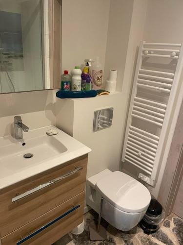 Esquinandra - Chambre randonneurs et cyclistes - GR 223 - Quai des Ormes Hotel in Barneville-Carteret