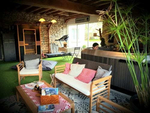 Le Grand Cedre Spa et sauna interieur piscine Hotel in Centre-Val de Loire