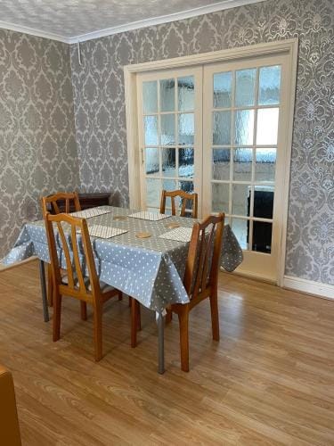 Room only guest accommodation, guest house self catering Hotel in Bangor