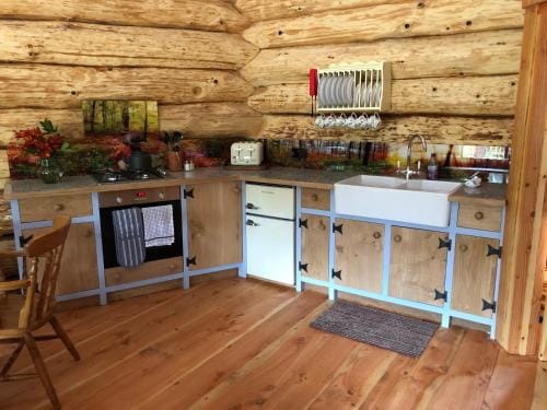 Coed y Marchog Woodland Retreat Lodge in Wales