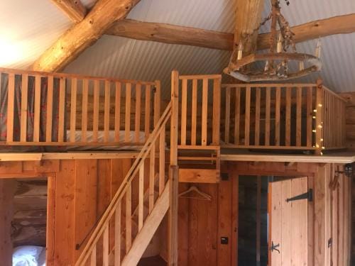 Coed y Marchog Woodland Retreat Lodge in Wales