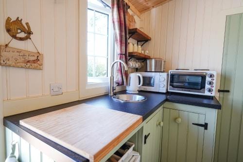 The Laburnum Retreat Shepherd Hut private hot Tub Lodge in Staffordshire Moorlands District