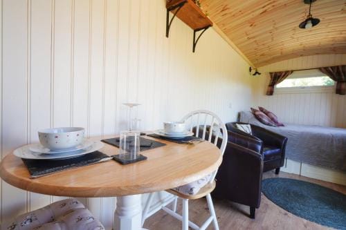 The Laburnum Retreat Shepherd Hut private hot Tub Lodge in Staffordshire Moorlands District