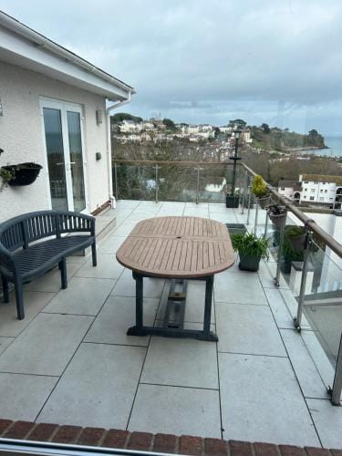 Luxury 3 bedded room with sea peeps and parking Hotel in Paignton